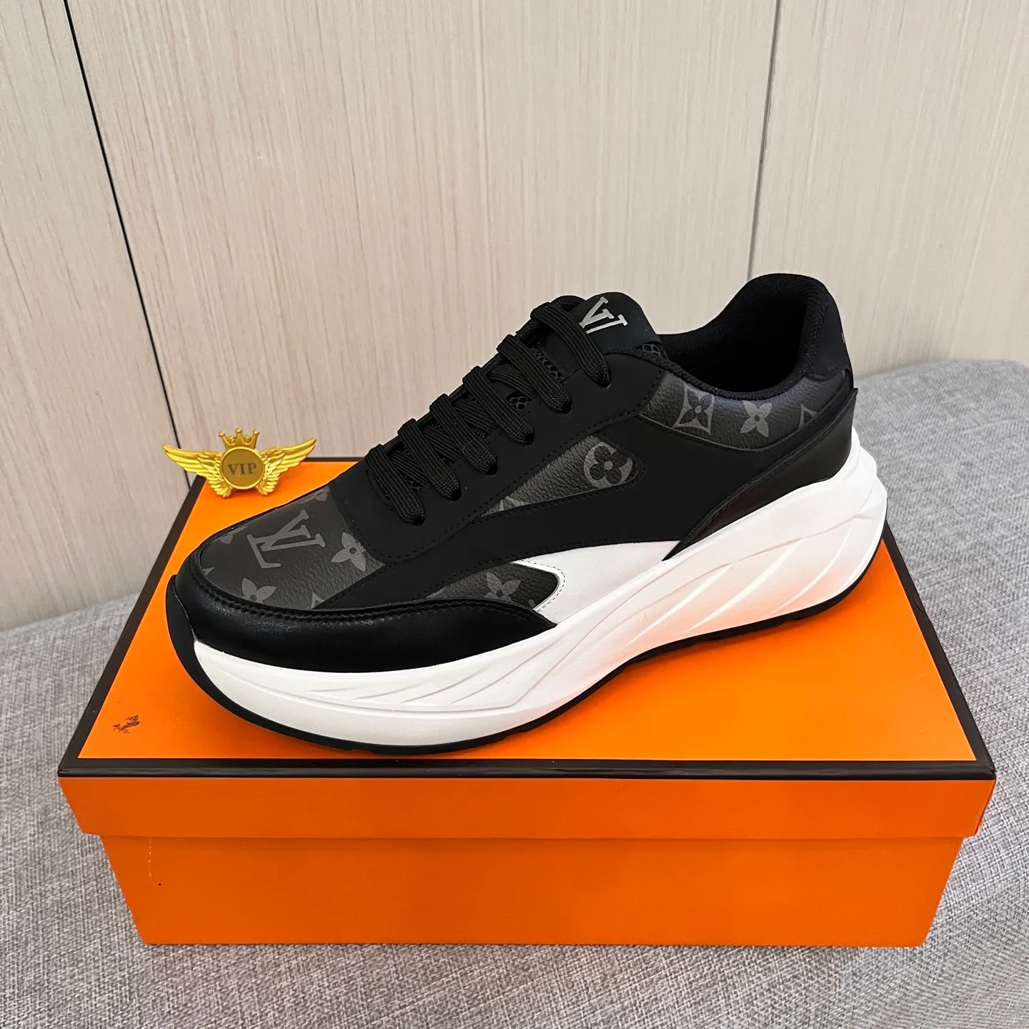 🚘🚘Factory batch 460 men's shoes💰[LV]🔥 Louis Vuitton, high-end men's shoes brand, official website 1:1 latest masterpiece: the upper is made of Italian imported first-layer cowhide with a comfortable and breathable lining➕original non-slip and wear-resistant outsole🔥, making walking more convenient and comfortable! An exclusive new model, a stunning work, a beautiful 1:1 replica [color] compared to the official quality! Create a fashionable personality to set off your uniqueness! A must-have for trendy men! Classic 🔥Size: 38-44 Color: 🔥 2⃣️colors available🔥.